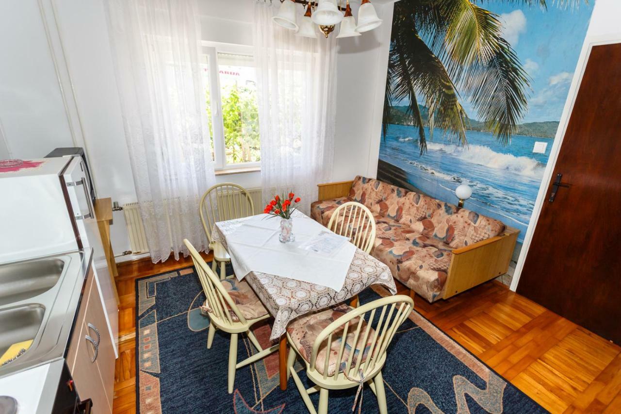 Apartmani Jelica Krk Town Bagian luar foto